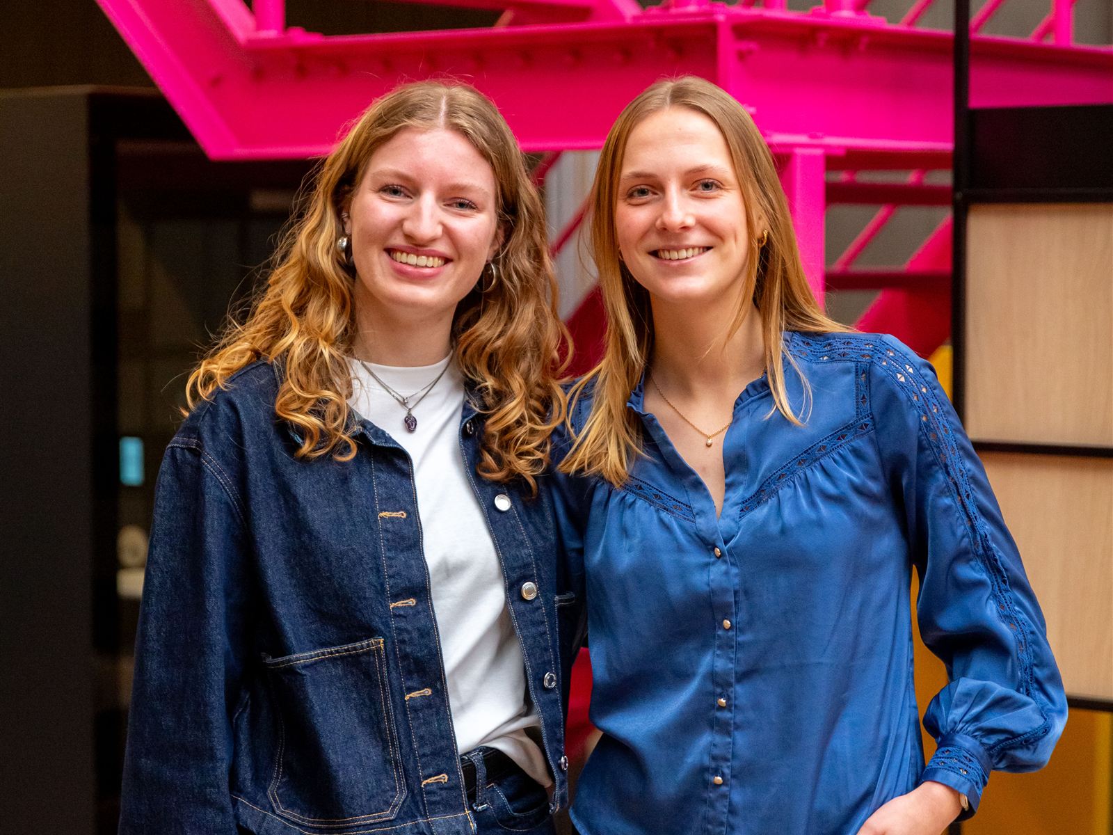 Twee gedetacheerde young professionals van Young KINASE