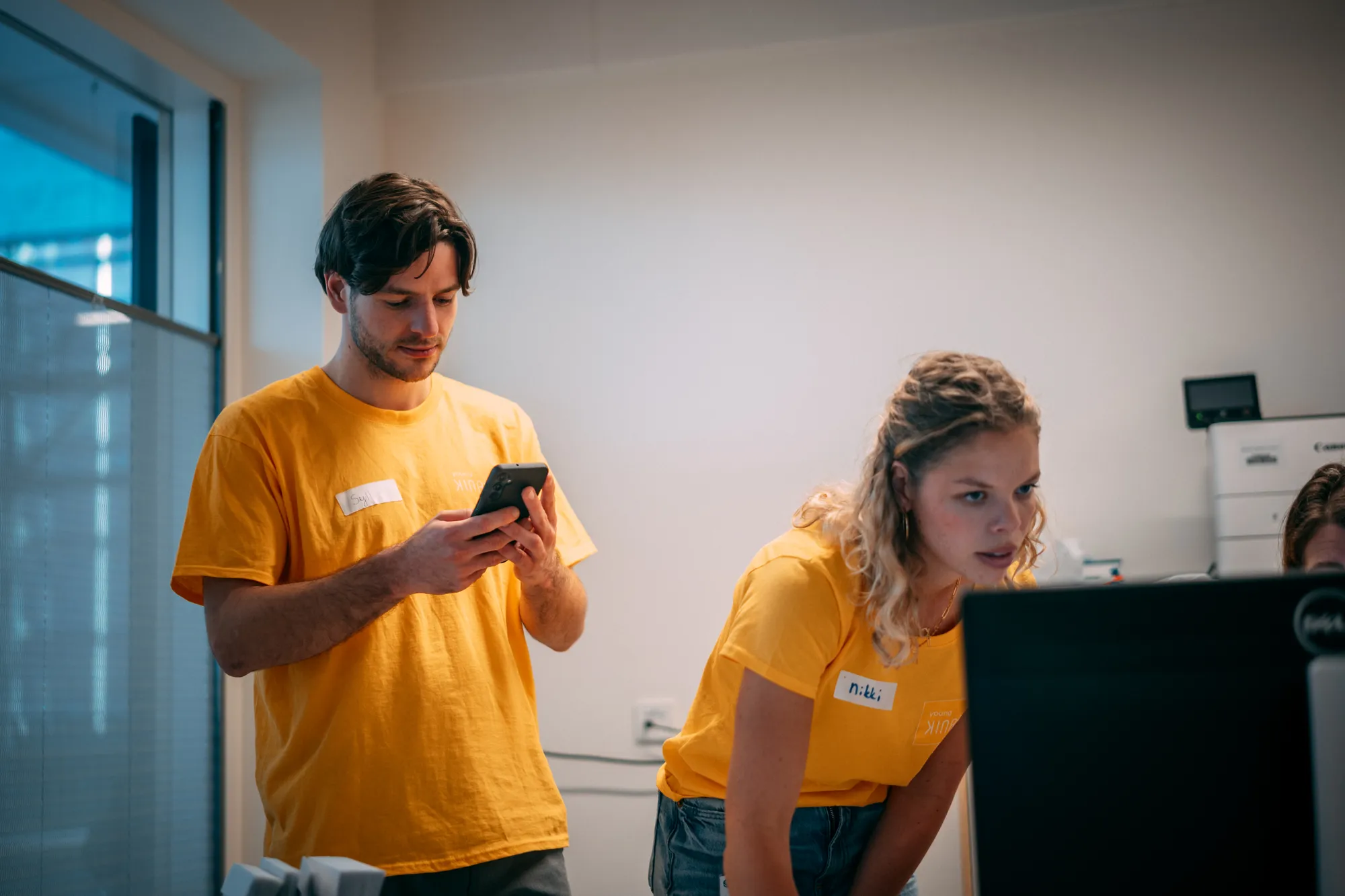 Twee floorsupporters van Young KINASE beantwoorden vragen tijdens de go-live-week
