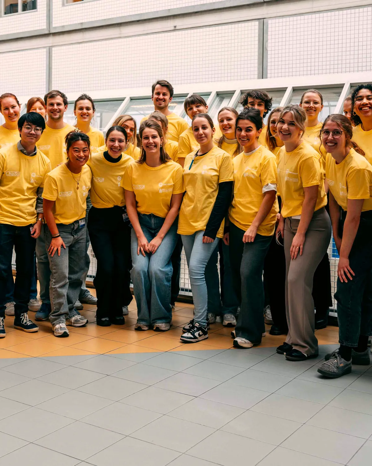 Het Floorsupport-team van Young KINASE in gele shirts tijdens een go-live in het ziekenhuis